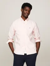 Camisa Tommy Hilfiger de corte regular, confeccionada en algodón orgánico Oxford con diseño de cuadros Vichy y cuello con botones.