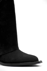 Bota 2 en 1 de cuero negro, con caña desmontable que presenta un diseño acordonado lateral. Posee taco bajo y punta redondeada.