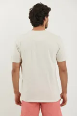 Remera celeste de algodón con bolsillo en el pecho y cuello redondo.