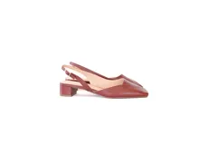 Zapatos slingback de cuero color bordó, con punta cuadrada, escote en V y taco bajo cuadrado. Poseen una tira trasera ajustable con hebilla metálica.