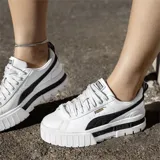 Championes Puma Mayze Lth blancos con detalles en negro y dorado. Capellada de cuero con detalles sintéticos y de gamuza. Plataforma de goma texturizada.