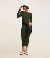 Vestido midi de punto acanalado de la marca Marfinno, color negro, de corte ajustado, con cuello barco y mangas largas.