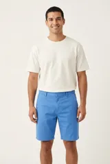 Bermuda de gabardina azul, de corte clásico y con bolsillos laterales y traseros.