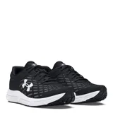 Championes de running Under Armour modelo Charged Assert 10, color negro con detalles en blanco. Presentan una parte superior de malla transpirable con refuerzos sintéticos, logo de la marca en el lateral y entresuela con tecnología Charged Cushioning para mayor amortiguación.