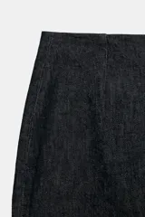 Minifalda de denim en color azul oscuro, de tiro medio y corte recto, con cierre posterior de cremallera.
