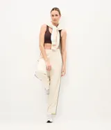 Pantalón recto deportivo de modal color beige, con cintura elástica sin cierre y recortes laterales en contraste.