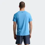 Remera deportiva 2XU de manga corta, confeccionada en tejido técnico de doble punto con panel trasero de malla para mayor ventilación. Presenta un diseño ergonómico con logotipos reflectantes para mayor visibilidad.