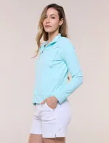 Campera liviana blanca de silueta entallada con protección solar UPF 50, cuello alto y cierre frontal completo. Cuenta con mangas largas y bolsillos laterales.