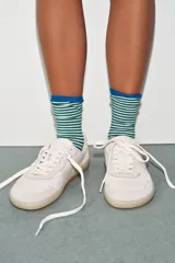 Zapatillas deportivas estilo barefoot confeccionadas en una combinación de piel vacuno y ante. Presentan un diseño de puntera amplia para mayor libertad de movimiento, suela plana y flexible con efecto engomado, y cierre mediante cordones. Incluyen detalles de pespuntes y paneles en contraste de color en la parte trasera.