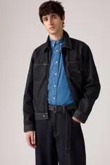 Pantalón de jean azul oscuro, de corte amplio y tiro alto.