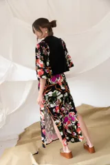 Chaleco marrón de corte clásico con botones.