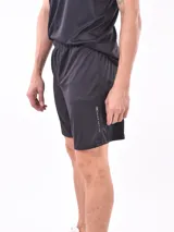Short deportivo negro de tejido liviano y transpirable, con cintura elástica.