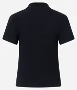 Polo de manga corta confeccionado en tejido rib de algodón con elastano. Presenta cuello tradicional con cierre de botones y detalle de línea blanca en los hombros.