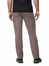 Pantalón de corte recto y color marrón, de diseño clásico con cinco bolsillos, trabillas para cinturón y tecnología Omni-Wick para mayor comodidad y absorción de la humedad.