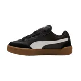 Championes Puma modelo Park Lifestyle SK8, de diseño urbano inspirado en el skate. Presentan una base de cuero blanco con detalles en gamuza gris claro en la puntera y el talón, destacando la icónica franja lateral de Puma en color negro. La suela es de goma color caramelo, proporcionando un contraste clásico y duradero.
