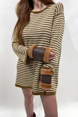 Vestido corto tejido a rayas horizontales color marrón y beige, de manga larga y cuello redondo.