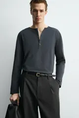 Camiseta de manga larga con cuello panadero y cierre frontal de botonadura, de corte relajado.