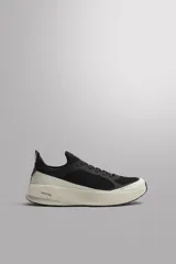 Zapatilla deportiva de correr para hombre, color beige, con parte superior de tejido de punto transpirable, refuerzos Shield Protect Max en puntera y talón, entresuela Spume Foam V2 y suela de goma.