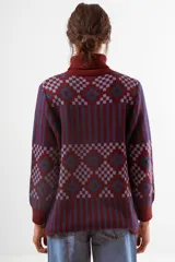 Sweater de cuello alto con diseño de tejido jacquard en tonos marrones y negros, con patrón geométrico y de rayas verticales, de manga larga con puños acanalados.