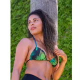 Soutien de bikini triangular con estampado de palmeras en tonos verdes y negros, con tirantes finos y cierre trasero con broche.