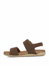 Sandalias planas de mujer modelo Evana Brown, de color marrón, con tiras ajustables con cierre de contacto, plantilla contorneada y suela texturizada.