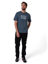 Remera de manga corta y cuello redondo, color azul grisáceo, con el logo de Caterpillar (CAT) estampado en el pecho en color gris claro.