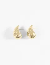 Par de caravanas doradas con forma de gota irregular y textura martillada.