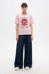 Remera blanca de manga corta con cuello redondo y estampado frontal de inspiración veraniega con motivos italianos, limones y la leyenda Italia Amalfi Capri.