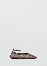 Zapato plano estilo Mary Jane color marrón, confeccionado con tejido de malla tipo red con diseño de rejilla. Cuenta con punta redondeada, suela plana y tira ajustable con hebilla metálica en el tobillo.