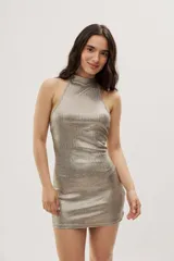 Vestido corto de calce ajustado, confeccionado en tejido con textura acanalada y acabado brillante, con diseño de cuello halter.