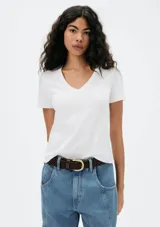 Remera básica de color blanco, con cuello en V y manga corta.