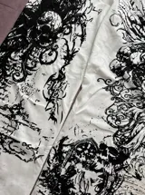 Pantalón de jogging blanco con estampa serigráfica en contraste, corte holgado (baggy fit) y cintura elástica.
