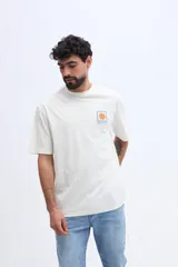 Remera oversize de manga corta color celeste, de corte relajado y amplio, confeccionada en algodón. Presenta un gran estampado en la espalda dividido en cuatro paneles con motivos gráficos (un sol, peces, ondas y formas abstractas) junto con inscripciones de la marca y estilo de vida.