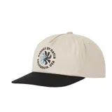 Gorra de cinco paneles con corona de lona color beige y visera curva en contraste color negro. Presenta un bordado circular en el frente con el logo de la marca y cierre ajustable en la parte posterior.