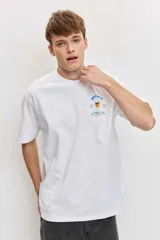 Remera blanca de algodón con cuello redondo, manga corta y pequeño estampado en el pecho.