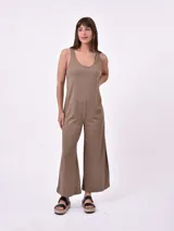 Monoprenda (jumpsuit) color marrón oscuro, sin mangas, con escote en V y pierna ancha y corta.