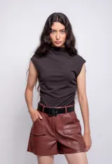 Short dorado de tiro alto con bolsillos delanteros y traseros.