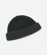 Gorro estilo fisherman de tejido acrílico con textura acanalada, diseño corto y etiqueta pequeña con logo en el frente.
