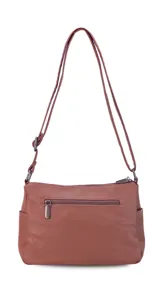 Bandolera morral color tostado con textura de cuero granulado. Cuenta con un bolsillo frontal con solapa y cierre, y otro bolsillo frontal con cierre. Tiene una correa ajustable y un compartimento principal con cierre.