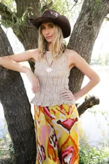 Pantalón holgado tiro alto con elástico en la cintura y estampa Ikat colorida.