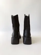 Botas texanas de cuero negro con caña media, puntera cuadrada y tacón bloque.