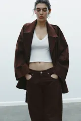 Camiseta negra de corte ajustado (slim fit) con escote en pico profundo y manga sisa.