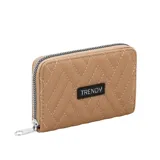 Billetera rectangular color beige con diseño acolchado de costuras geométricas y cierre perimetral. Incluye etiqueta frontal con el logo de la marca.