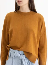 Sweater rojo de largo hasta la cadera, con mangas largas y tejido en mezcla de lana merino y algodón. De silueta holgada y cuello redondo.