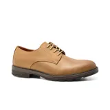 Zapato de vestir acordonado color marrón claro, con suela de goma marrón oscuro.