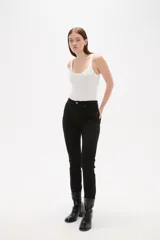 Pantalon jean de corte recto y tiro alto, color negro, con bolsillos laterales y traseros.