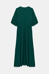 Vestido midi de color marrón chocolate, con escote en pico y mangas cortas abullonadas con puños elásticos. Presenta costuras verticales decorativas en el frente y cierre de cremallera oculta en la espalda.