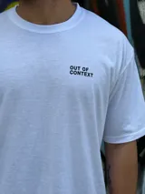 Remera blanca de algodón con corte oversize y estampado en la espalda con diseño geométrico en negro y la palabra 'OSTER' en la parte inferior.