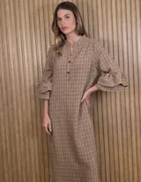 Vestido midi marrón con estampado a cuadros, cuello mao con escote en V y botones frontales parciales. Presenta mangas de tres cuartos con volados dobles en los puños y bolsillos laterales.