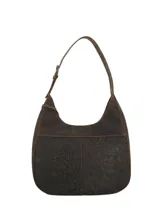 Cartera hobo de cuero color marrón, con diseño grabado de hojas en la parte inferior, asa ajustable y cierre superior.